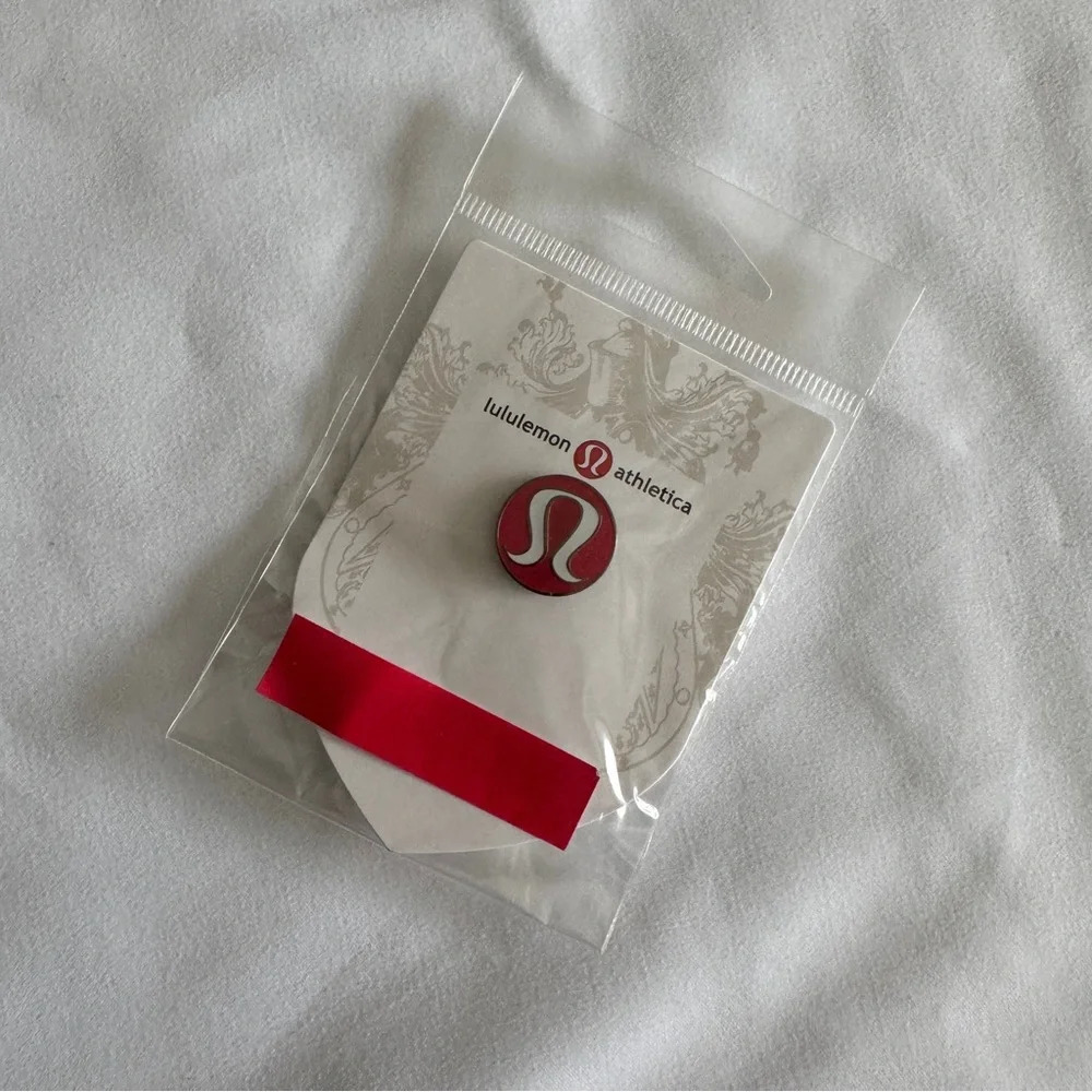 🆕❤️ RARE 2010 Lululemon Logo Pin Olympics
